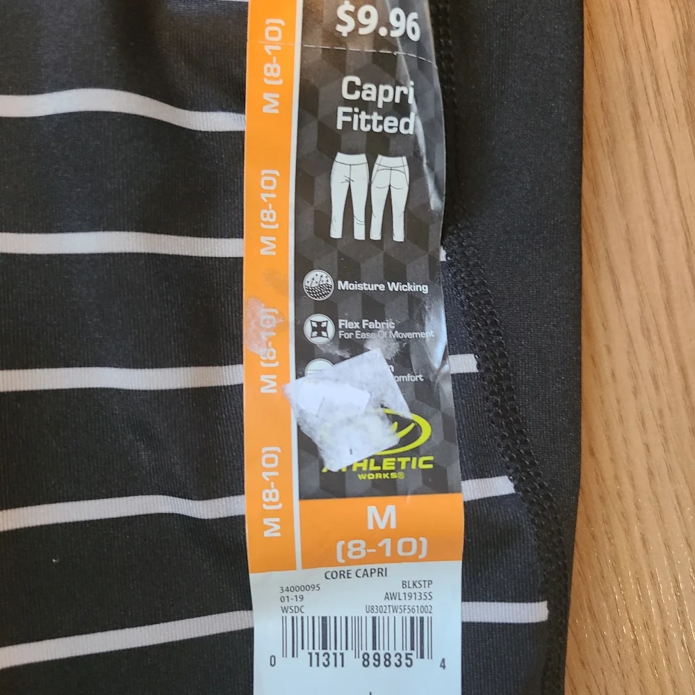 🌟 4/$20 Athletic Works black and Gray Striped Capri Leggings in Medium - Picture 3 of 5